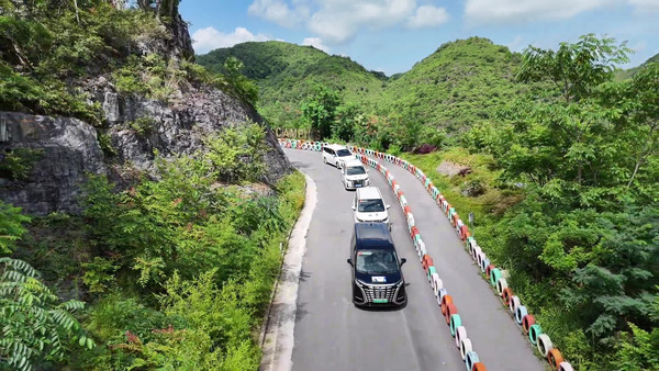 Kinh nghiệm đi tour Caravan tự lái: Lựa chọn loại xe và gói dịch vụ tour-lai-thu-xe-Trung-Quoc-Caravan-Chat